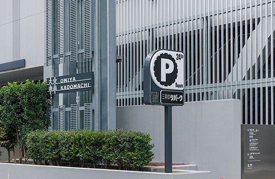 建物の色に合わせた看板